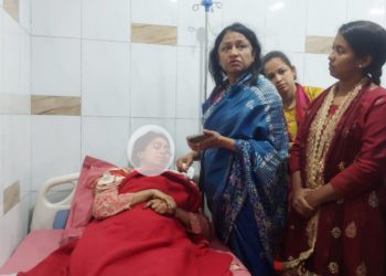না’গঞ্জে নির্যাতিত নারী সাংবাদিককে দেখতে আসেন প্রেস ক্লাব সভাপতি