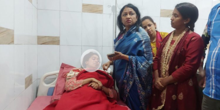 না’গঞ্জে নির্যাতিত নারী সাংবাদিককে দেখতে আসেন প্রেস ক্লাব সভাপতি