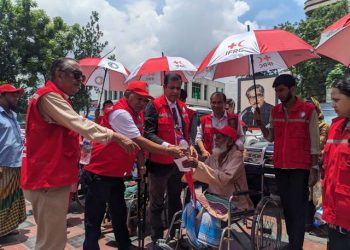 নারায়ণগঞ্জে রেড ক্রিসেন্ট সোসাইটি’র উদ্যোগে বিশুদ্ধ খাবার পানি ও স্যালাইন বিতরণ
