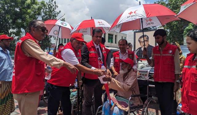 নারায়ণগঞ্জে রেড ক্রিসেন্ট সোসাইটি’র উদ্যোগে বিশুদ্ধ খাবার পানি ও স্যালাইন বিতরণ
