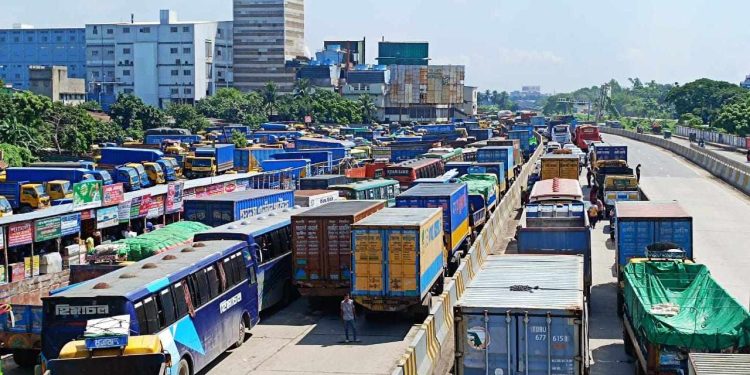 ঢাকা-চট্টগ্রাম মহাসড়কে তীব্র যানজট