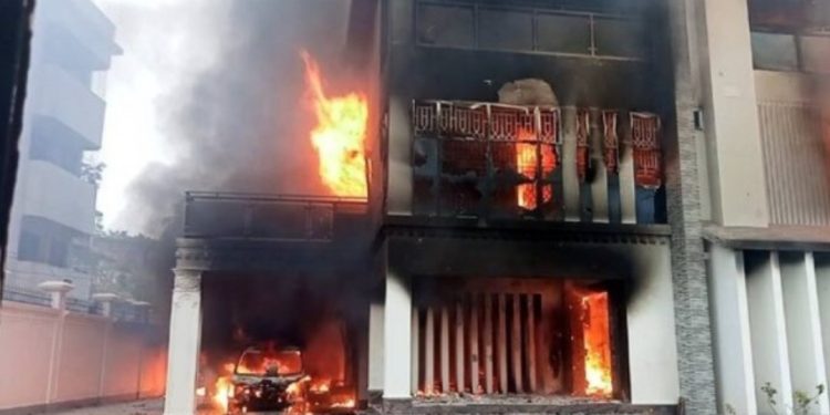 শামীম ওসমানসহ চার এমপির বাড়ি ভাংচুর, লুটপাট ও অগ্নিসংযোগ