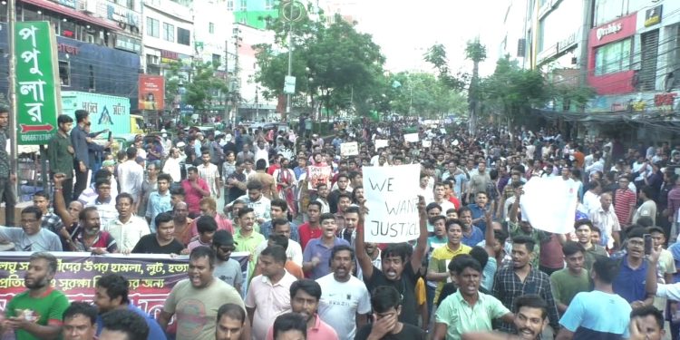 হামলার প্রতিবাদে নারায়ণগঞ্জে সনাতন ধর্মাবলম্বীদের বিক্ষোভ