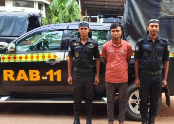 বন্দরে ২৯৮ বোতল ফেন্সিডিল সহ গ্রেপ্তার ১