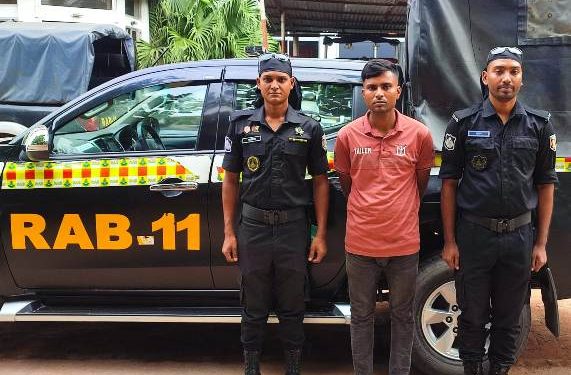 বন্দরে ২৯৮ বোতল ফেন্সিডিল সহ গ্রেপ্তার ১