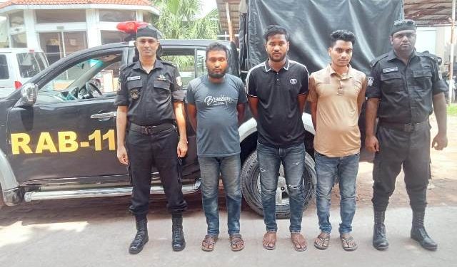 রুপগঞ্জে ফেন্সিডিল সহ আটক ৩