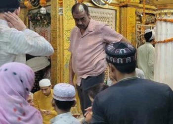 নিজাম উদ্দিন আউলিয়ার মাজারে দেখা মিলল শামীম ওসমানের