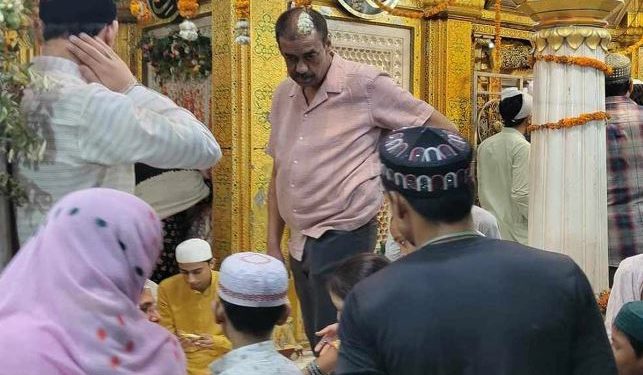 নিজাম উদ্দিন আউলিয়ার মাজারে দেখা মিলল শামীম ওসমানের