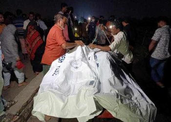 সিদ্ধিরগঞ্জে নতুন দম্পতির মরদেহ মিললো মাঠে