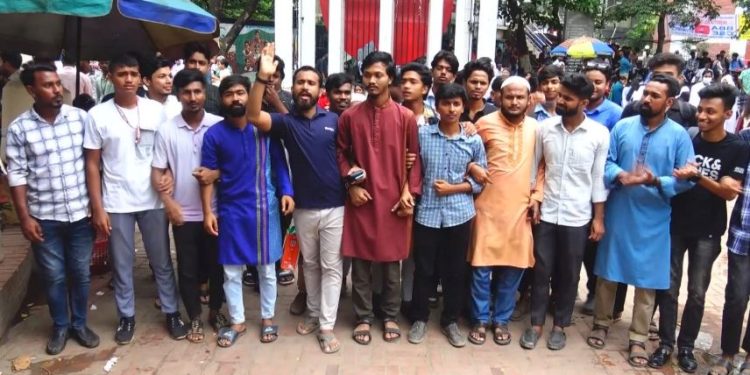 ছাত্রলীগকে নিষিদ্ধ করায় শহরে আনন্দ মিছিল ও মিষ্টি বিতরণ