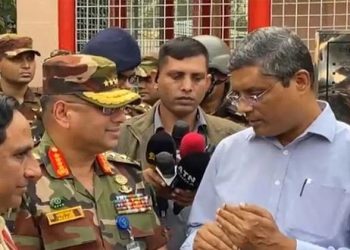 ঢাকেশ্বরী মন্দির পরিদর্শন করেছেন সেনাবাহিনী প্রধান