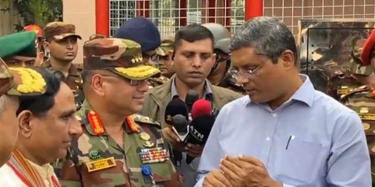 ঢাকেশ্বরী মন্দির পরিদর্শন করেছেন সেনাবাহিনী প্রধান