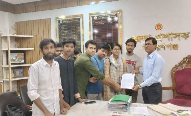 বাসভাড়া কমানোর দাবিতে জেলা প্রশাসককে স্মারকলিপি প্রদান