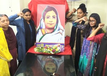 বেগম রোকেয়া দিবস উপলক্ষে না’গঞ্জে নারী জাগরণ মঞ্চের পুষ্প স্তবক অর্পন