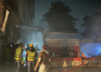 ফতুল্লায় অগ্নিকাণ্ডে ৮ দোকান পুড়ে ছাই