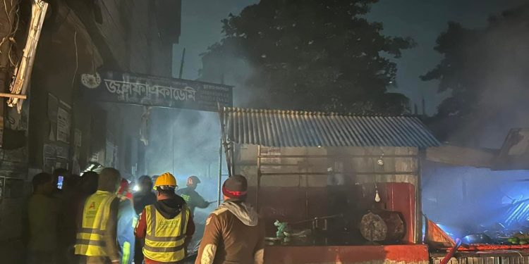 ফতুল্লায় অগ্নিকাণ্ডে ৮ দোকান পুড়ে ছাই