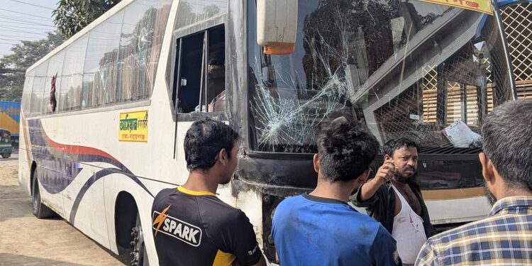 তর্ক করায় বাস ভাঙচুর, চালক-যাত্রীকে মারধর করলেন বিএনপি নেতা
