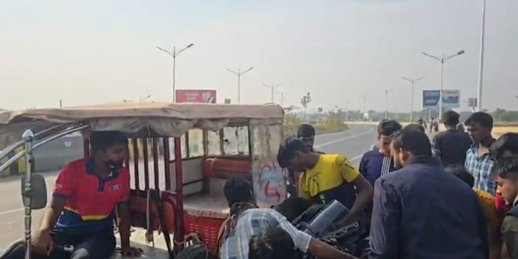 পূর্বাচলে মোটরসাইকেল নিয়ন্ত্রন হারিয়ে দুই ব্যবসায়ীর মৃত্যু