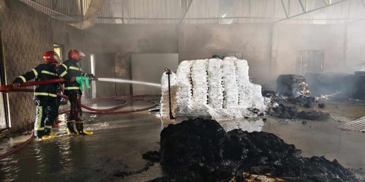 রূপগঞ্জে টেক্সটাইল মিলে ভয়াবহ অগ্নিকাণ্ড 