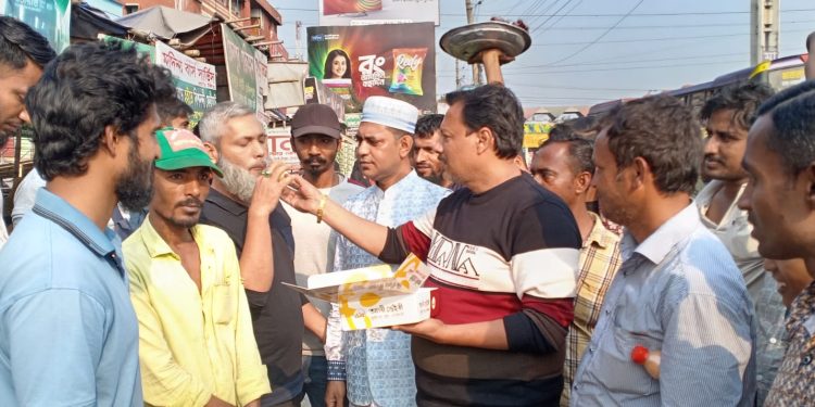 জেলা বিএনপির কমিটি বিলুপ্ত করায় সিদ্ধিরগঞ্জে মিষ্টি বিতরণ