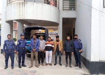 ফতুল্লায় আন্তঃজেলা গাড়ী চোর চক্রের মূল হোতা সহ পাচঁ সদস্যকে গ্রেপ্তার