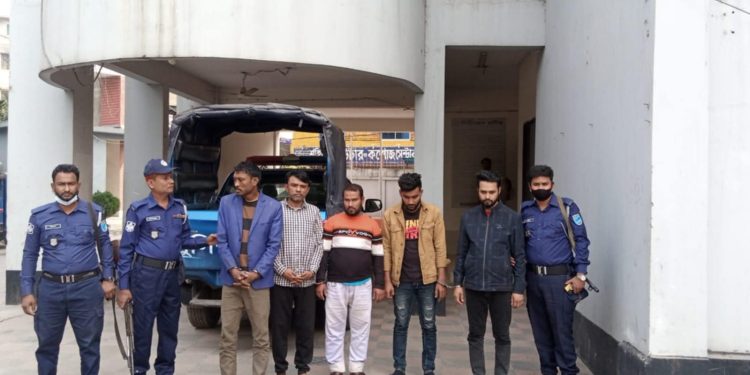 ফতুল্লায় আন্তঃজেলা গাড়ী চোর চক্রের মূল হোতা সহ পাচঁ সদস্যকে গ্রেপ্তার