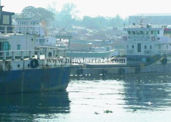 ৭ শ্রমিক নি*হ*তের বিচারের দাবিতে চলছে নৌযান শ্রমিকদের ধর্ম*ঘট