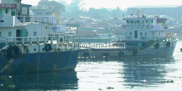 ৭ শ্রমিক নি*হ*তের বিচারের দাবিতে চলছে নৌযান শ্রমিকদের ধর্ম*ঘট