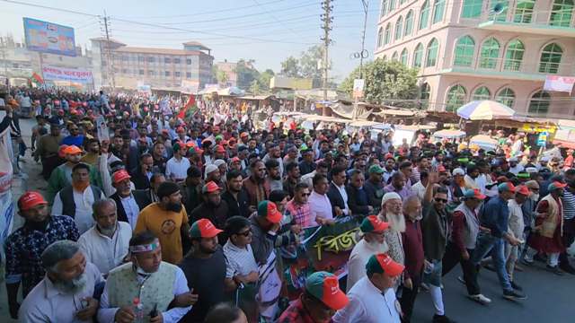 রূপগঞ্জে জেলা বিএনপির বিজয় র্যালীতে নেতাকর্মীদের ঢল