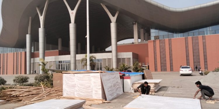 ছাত্র আ*ন্দো*লনের আদলে সাজছে এবারের বাণিজ্য মেলার ফটক