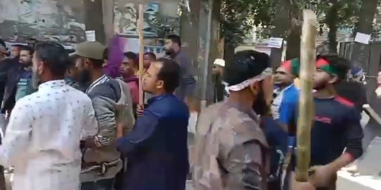 সোনারগাঁয়ে ফুল দেওয়াকে কেন্দ্র করে বিএনপির দুই গ্রুপের সংঘর্ষ, আহত ১০