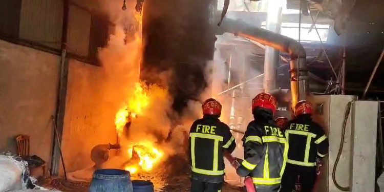 ফতুল্লায় ডায়িং কারখানায় বয়লারে আগুন: পুড়ে গেছে কাপড় ও মেশিন