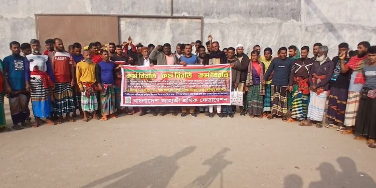 জাহাজে ৭ খু*ন- ২য় দিনেও চলছে নৌযান শ্রমিকদের কর্মবিরতী