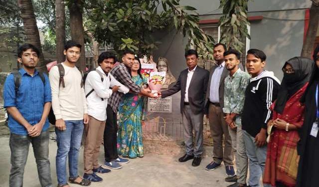 বেগম রোকেয়া দিবসে রোকেয়া ভাস্কর্যে সমাজতান্ত্রিক মহিলা ফোরাম’র পুষ্পমাল্য অর্পন