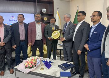 না’গঞ্জে পোশাক কারখানা ও বিকেএমইএ পরিদর্শনে ইইউ রাষ্ট্রদূত