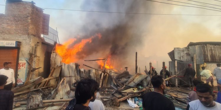 সিদ্ধিরগঞ্জে কুন কারখানায় ভয়াবহ আগুন