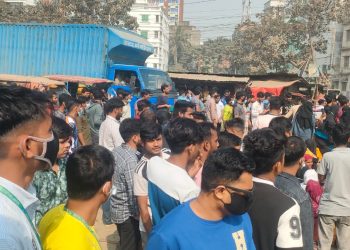 ফতুল্লায় ১২ দফা দাবিতে শ্রমিকদের বিক্ষোভ