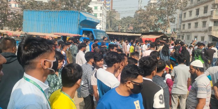 ফতুল্লায় ১২ দফা দাবিতে শ্রমিকদের বিক্ষোভ