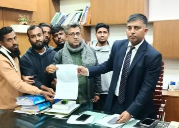 ১২ দফা দাবীতে জেলা প্রশাসক’র নিকট শ্রমিকদের স্মারক লিপি প্রদান