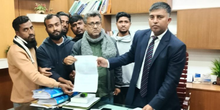 ১২ দফা দাবীতে জেলা প্রশাসক’র নিকট শ্রমিকদের স্মারক লিপি প্রদান