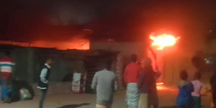 সিদ্ধিরগঞ্জে আগুনে পুড়লো বসতবাড়ী ও দোকান