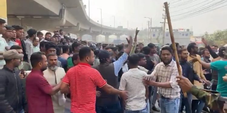 আড়ত দখলকে কেন্দ্র করে স্বেচ্ছাসেবক দল-ছাত্রদলের সংঘর্ষে ৬ জন গুলিবিদ্ধ