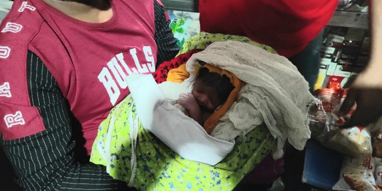 পরিত্যক্ত জায়গা থেকে নবজাতককে উদ্ধার করলো মুদি ব্যবসায়ী