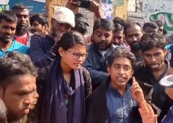 ট্রাফিক পুলিশের চাঁদাবাজির প্রতিবাদে ভ্যান চালকদের সড়ক অবরোধ