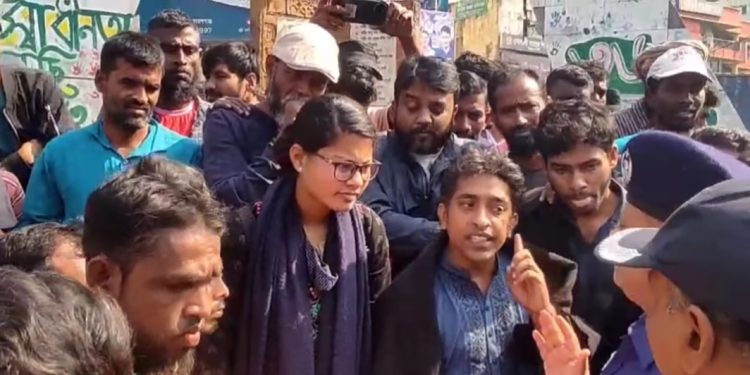 ট্রাফিক পুলিশের চাঁদাবাজির প্রতিবাদে ভ্যান চালকদের সড়ক অবরোধ