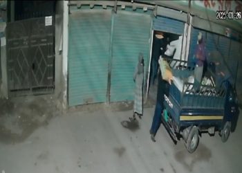 ফতুল্লায় ৮ মিনিটে ৭০ বস্তা চাউল নিয়ে যায় ডাকাত দল