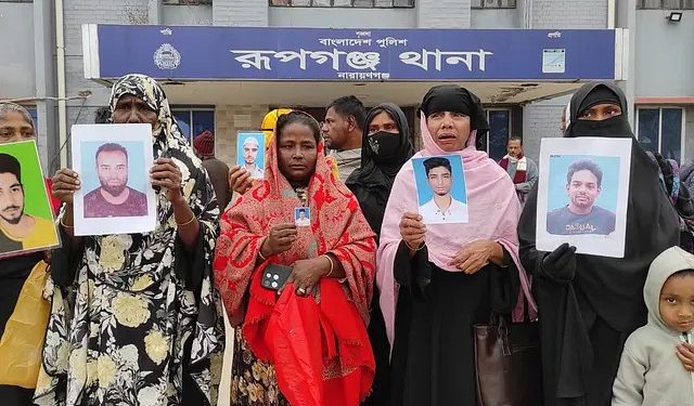 গাজী কারখানায় ১৮২ জনের নিখোঁ/জদের সন্ধান চেয়ে রূপগঞ্জ থানা ঘে/রাও স্বজনদের