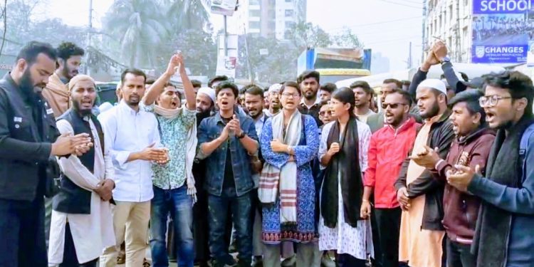 শহরে “শেখ হাসিনাতেই আস্থা” পোষ্টার-ছাত্র সংগঠনের বিক্ষোভ