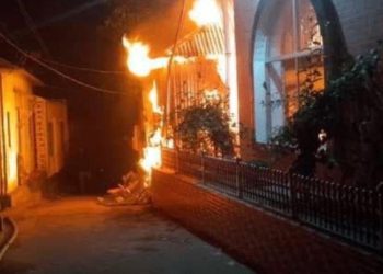 রূপগঞ্জে হামলার ঘটনায় বাড়িঘরে আগুন, অস্ত্রসহ যুবক আটক