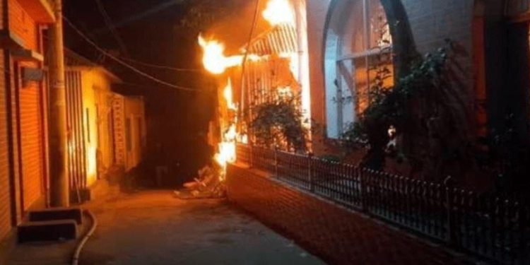 রূপগঞ্জে হামলার ঘটনায় বাড়িঘরে আগুন, অস্ত্রসহ যুবক আটক